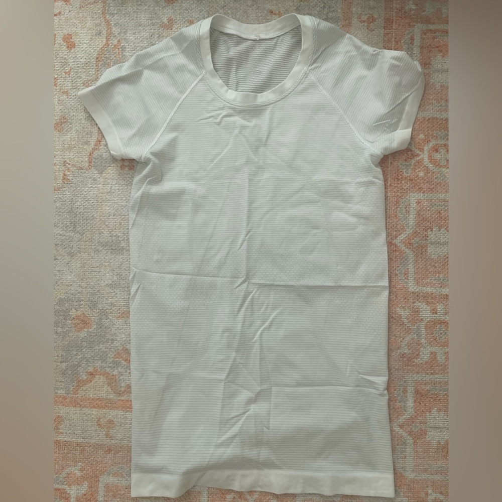 LULU LEMON SWIFTLY TECH SHORT SLEEVE
